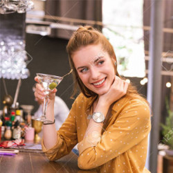 E shikon në sy dhe buzëqeshni lehtë