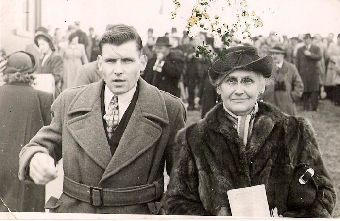 Në 1940 gjyshi me nënën e tij në Dublin ( 17 Vjeç )