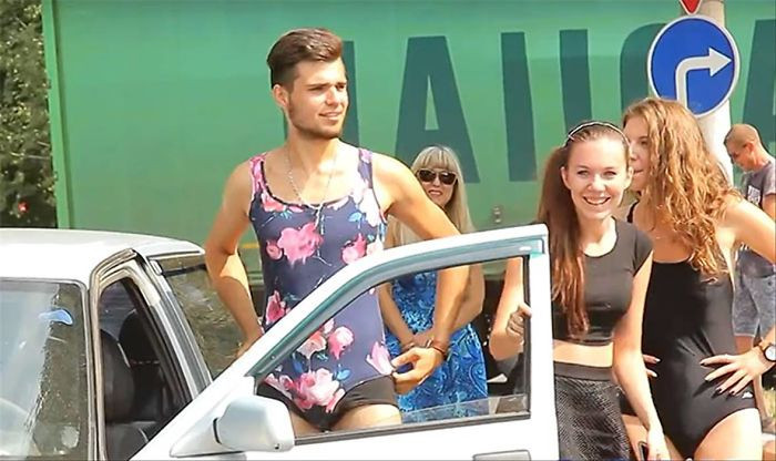 Ata vendosën të japin karburant falas për këdo që vishet me bikini