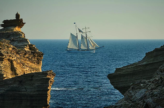 Punëtorët e anijeve Essex vazhduan rrugën e tyre larg nga ishujt sepse kishin frikë nga piratët dhe kanibalët pas aksidentit të tyre, por për ironi ... Ata hëngrën njëri-tjetrin për të mbijetuar mbasi ju mbaruan ushqimet!!!