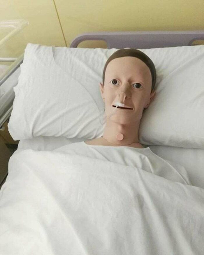 15. Mark Zuckerberg i sëmurë në shtrat