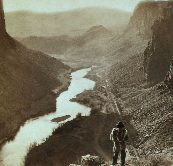 30. Një amerikan vendas duke parë hekurudhën Transkontinentale të sapo përfunduar në Nevada, 1869